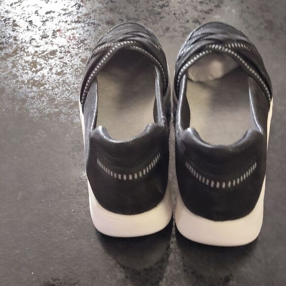 Clarks Black Flats with Woven Design and Metallic Trim - Picture 4 of 6